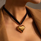 Collar chocker corazón lazo negro